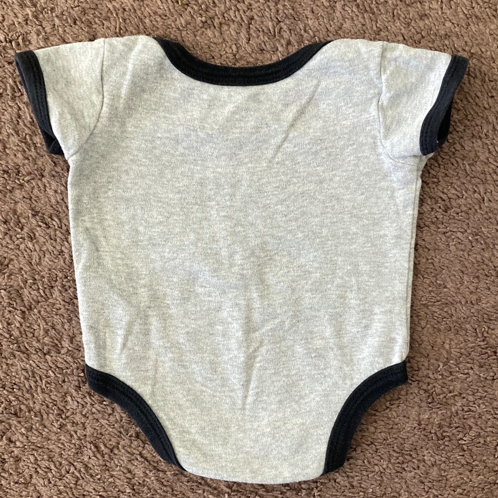 Duck Duck Goose Baby Bear Bodysuit & Bow Tie Print Pants - Size 6-9 Months Gray - Picture 4 of 7